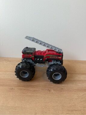 Monster Trucks Hot Wheels Oversized 5 Alarm (1:24 Scale)